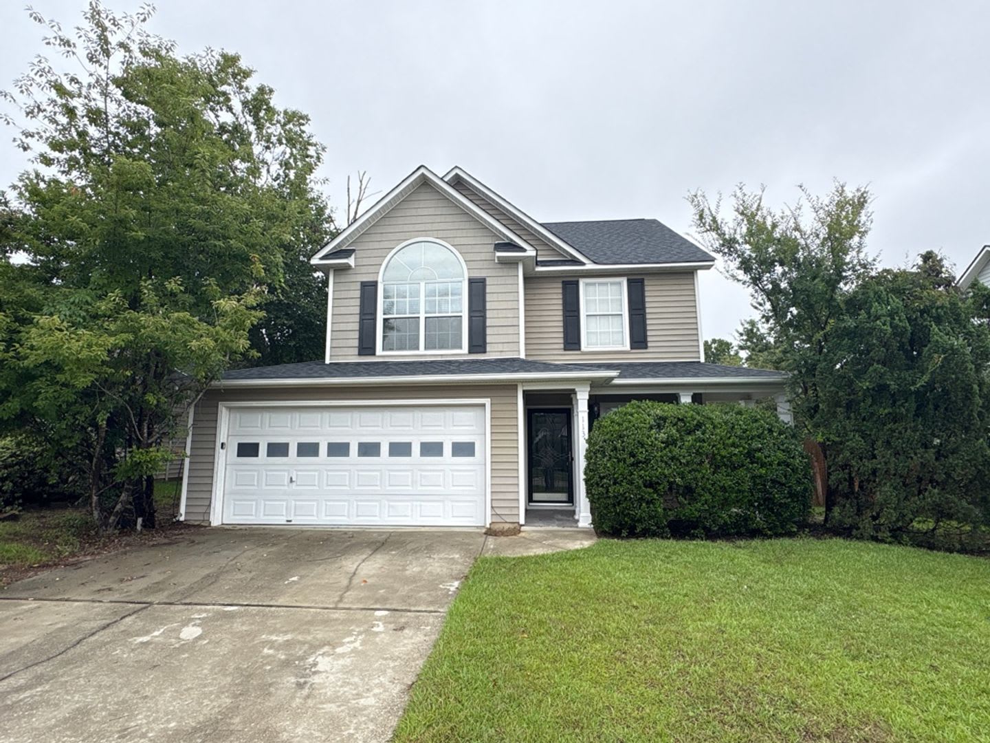 3 bedroom with fenced backyard – photo 1