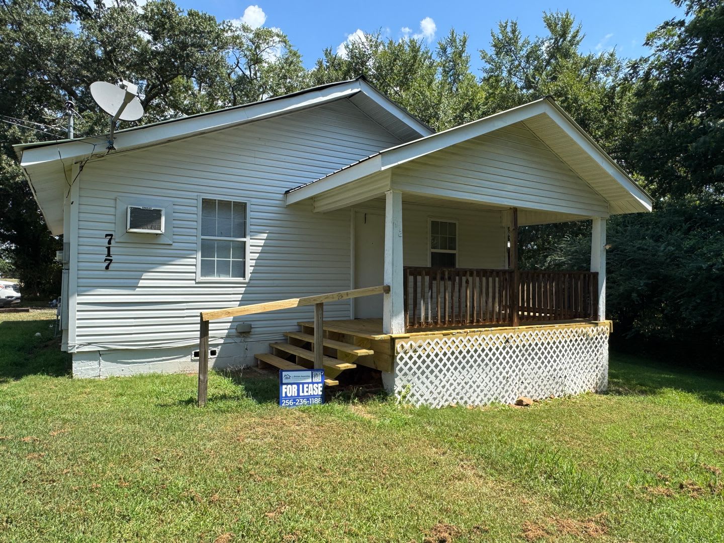 717 Washington St **MOVE IN SPECIAL** – photo 1 of 10
