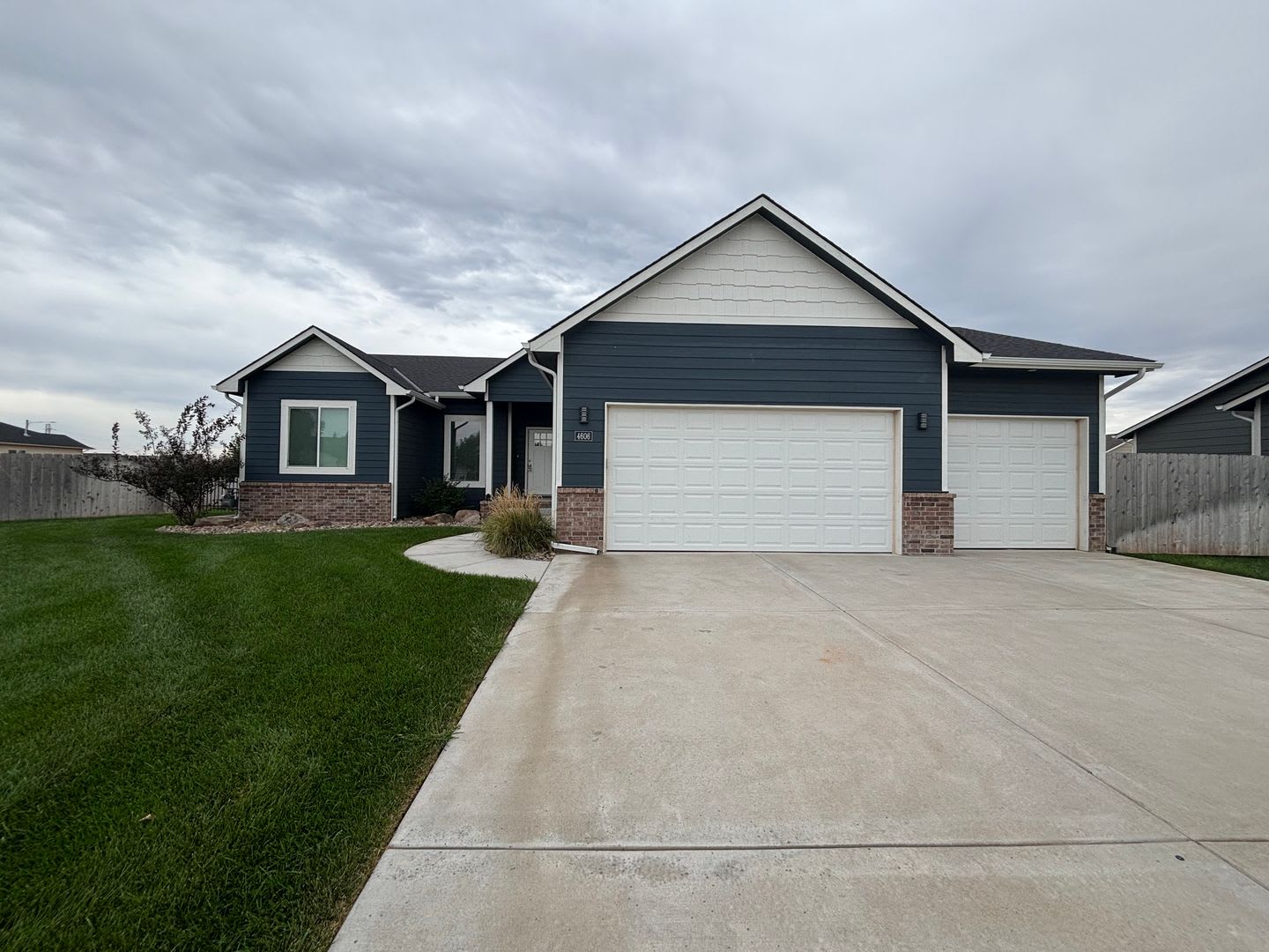 Spacious 5 Bedroom Home With Basement Huge Yard – photo 1