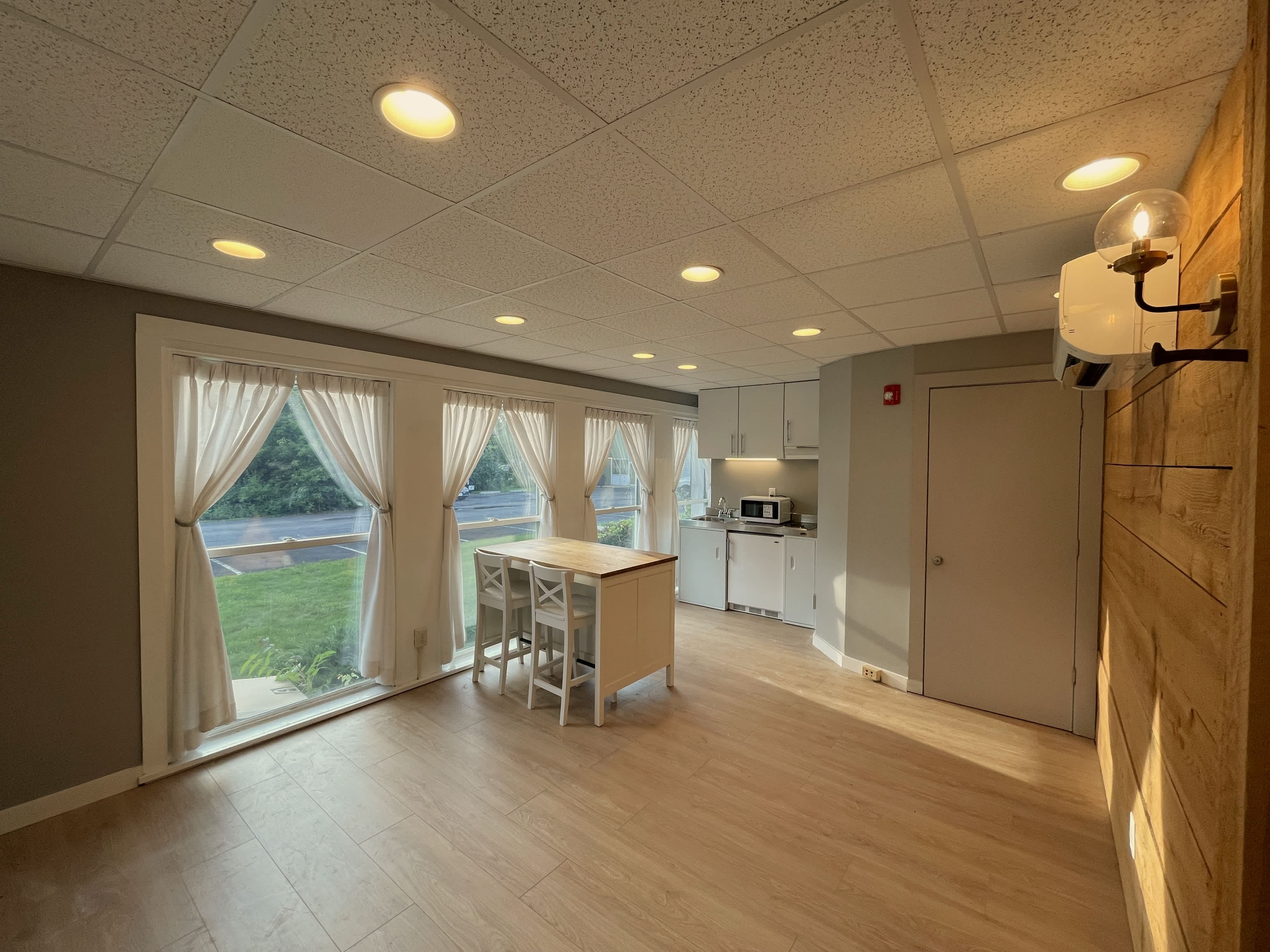208 W Broadway – photo 1 of 16
