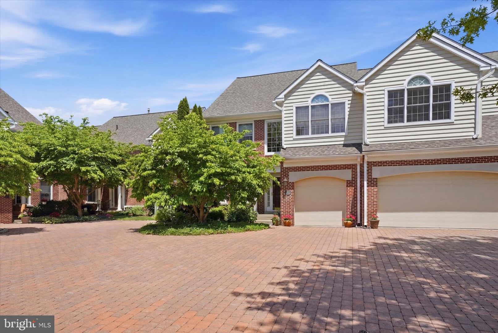 Beautiful Belle Aire Townhome with Finished Basement, Garage & Pool – photo 1 of 26