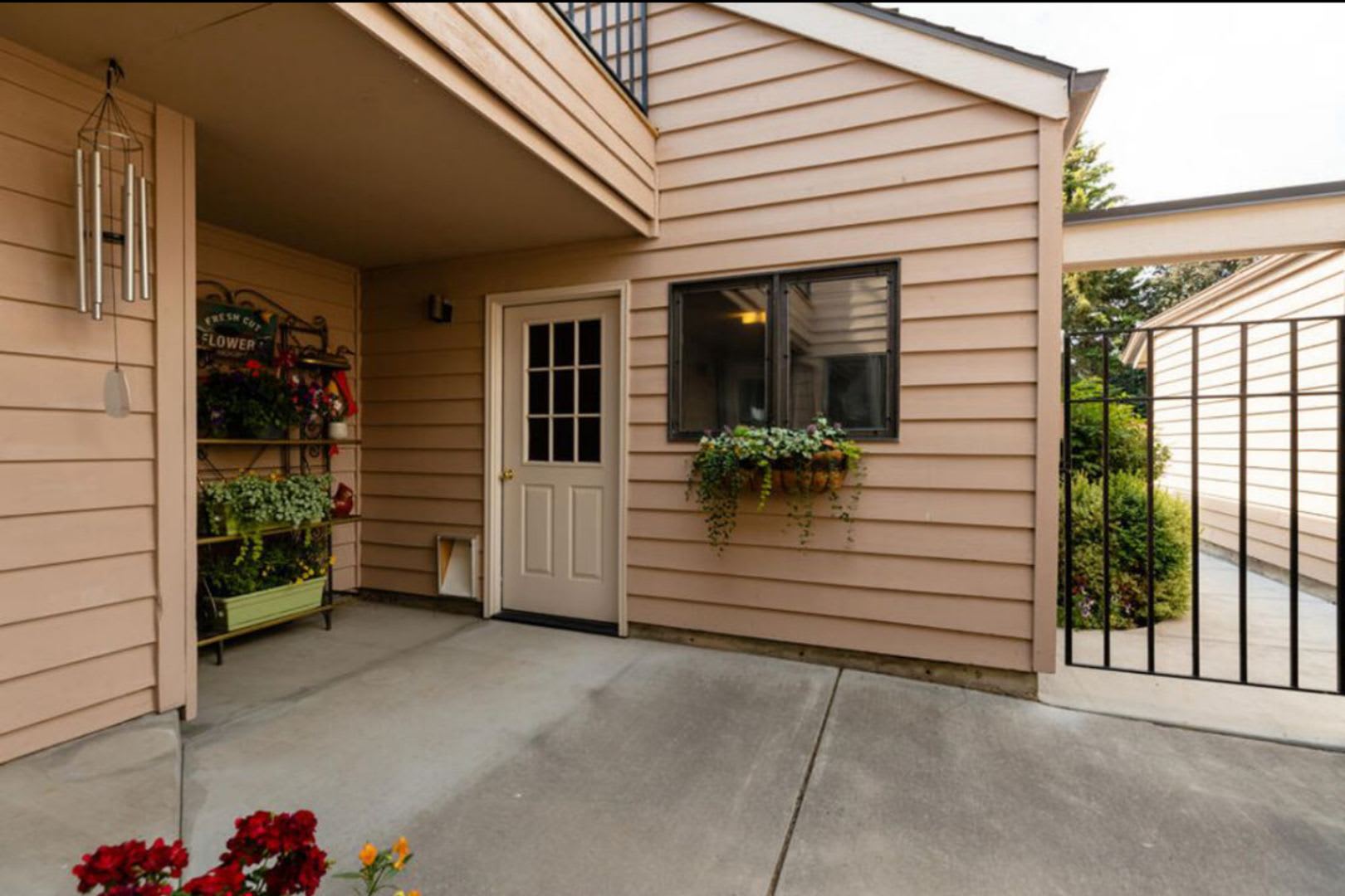 Furnished 2 BR 1 1/2 BA Townhouse Unit near Sky Lakes/Oregon Tech – photo 1