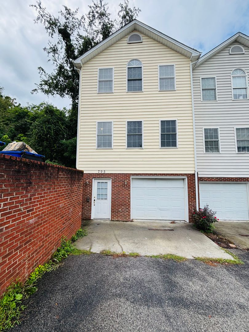 2 Bedroom 3.5 Bath Townhouse – photo 1