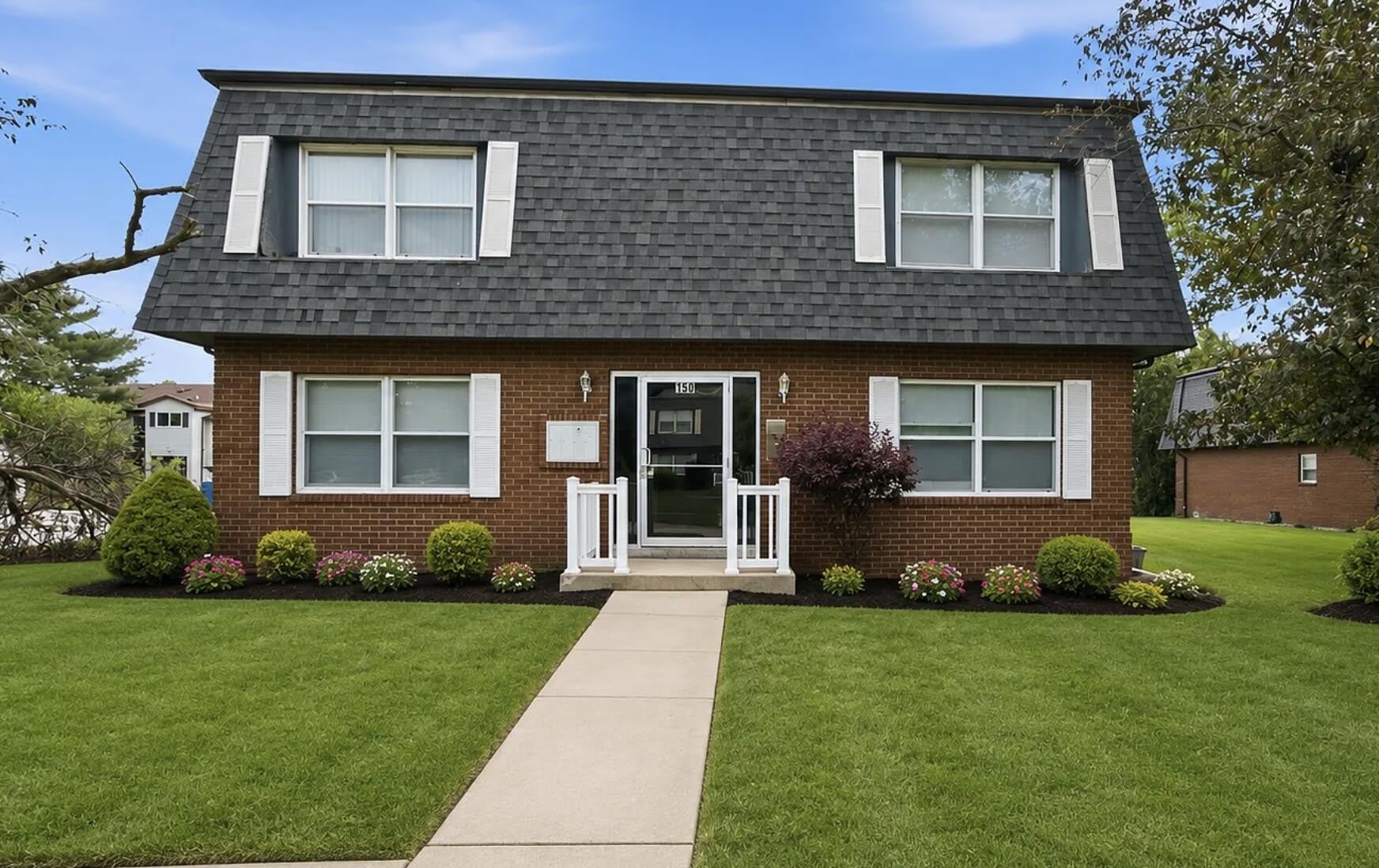 190 Sycamore Court – photo 1 of 10