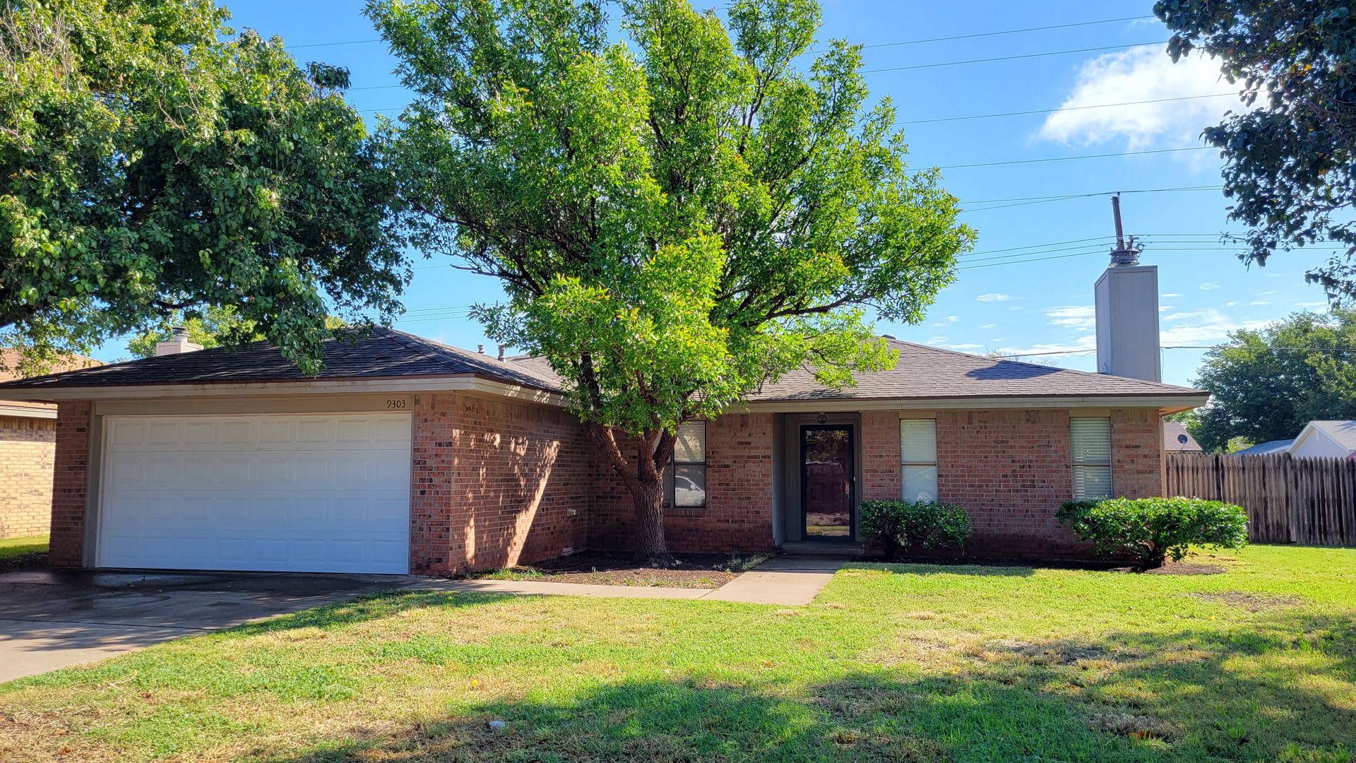 Cozy 3/2/2 Brick Home! Available September!! – photo 1