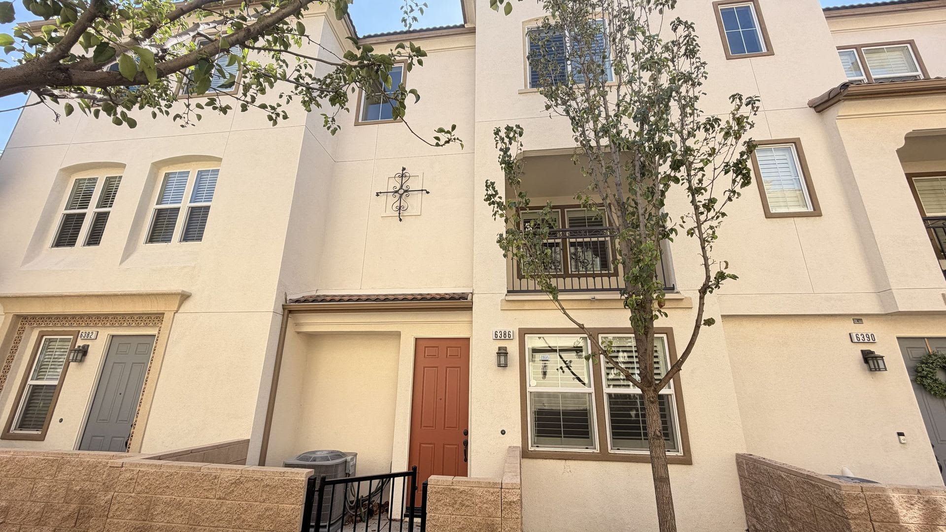 Modern 3 Story Townhouse In Eastvale Move In Special 2595 For First 3 Months – photo 1 of 50