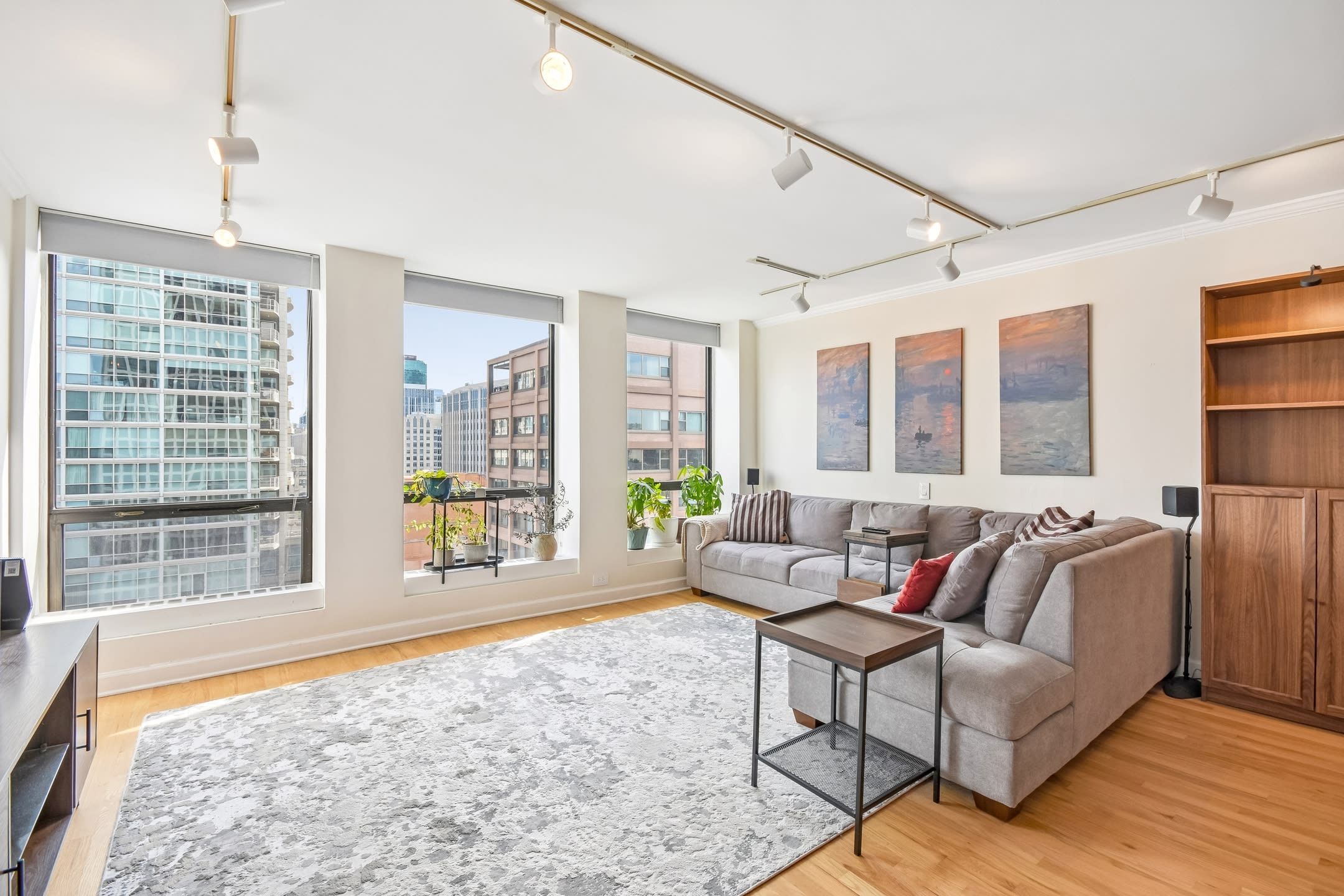 260 E Chestnut St – photo 1