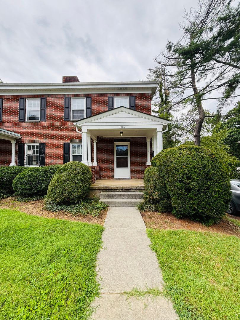 3 Bedroom 1.5 Duplex – photo 1