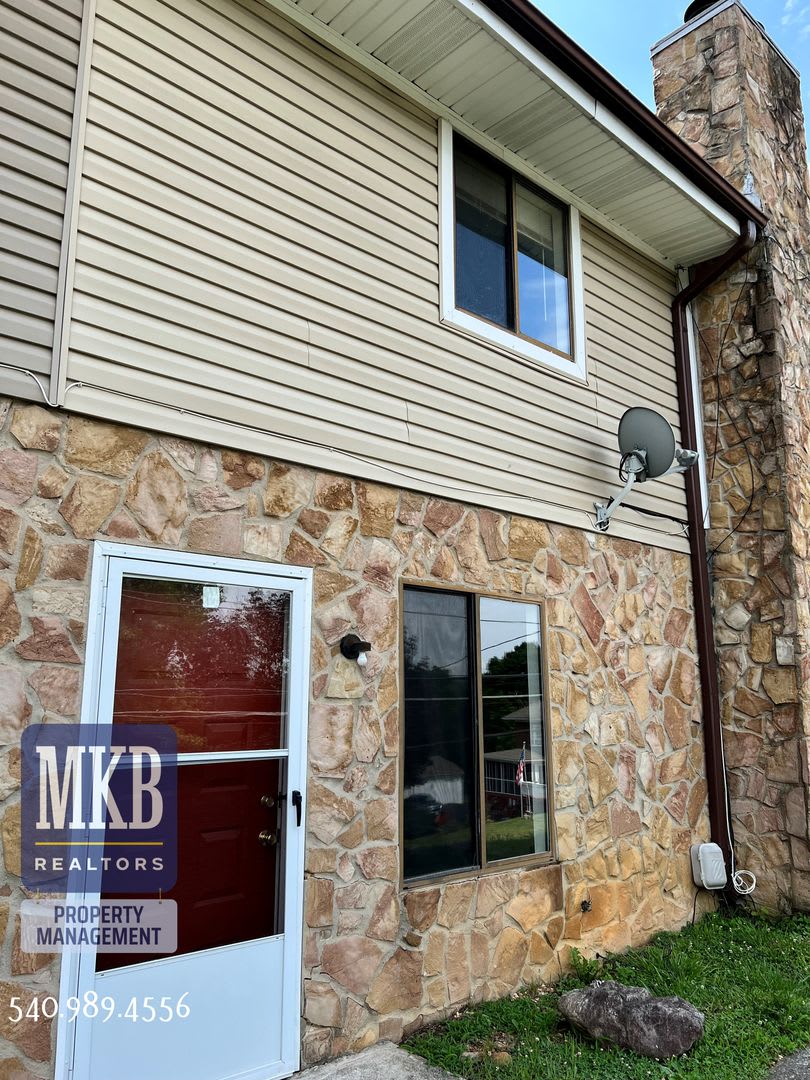 Salem Townhouse – photo 1 of 14