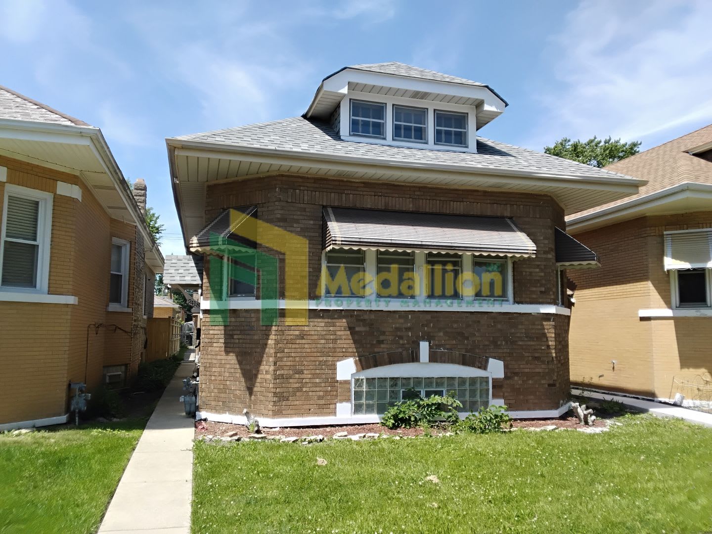 Spacious 5 Bedroom Brick Bungalow With Updated Interior – photo 1