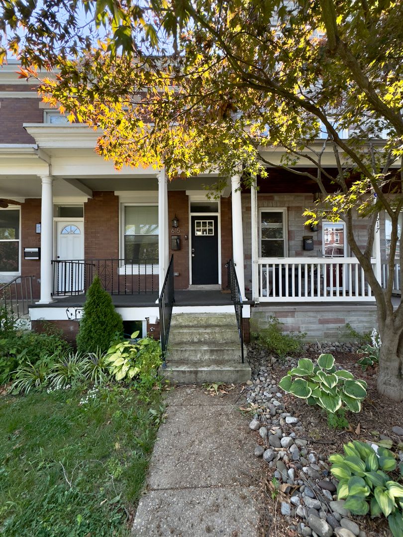 Charming 3 Bedroom/3 Bathroom Townhome with Den in Hampden, MD! – photo 1