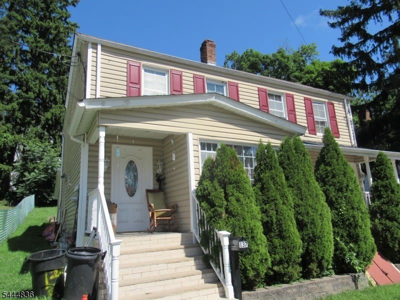 137 Thompson Ave – photo 1 of 7