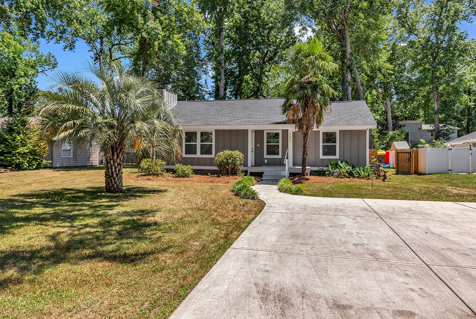 Fully upgraded, Pet-Friendly, Three Bedroom Furnished Home is Now Available in NMB! – photo 1