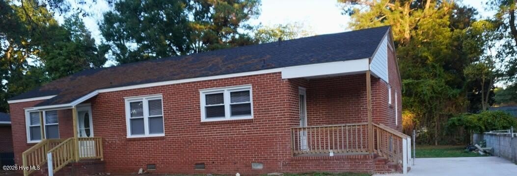 206 Thurston Drive W – photo 1 of 10