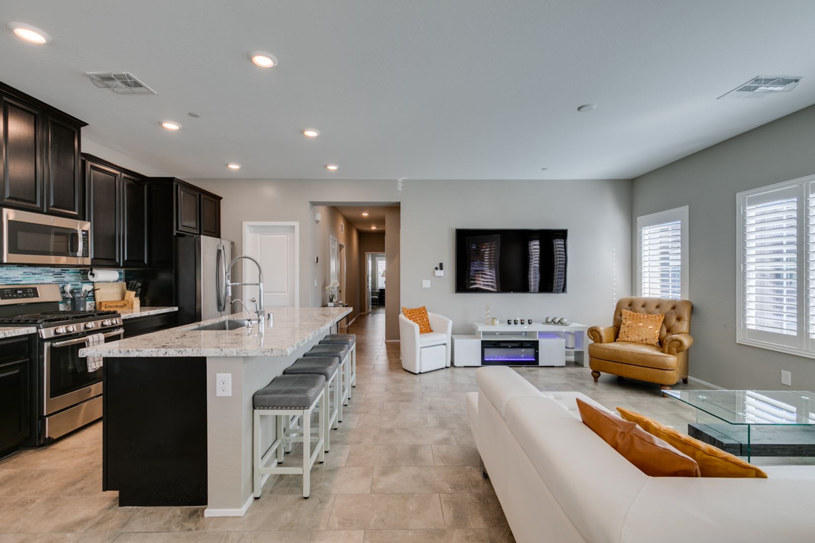 Luxury Fully Furnished 2Bed/2.5Bath Townhome in Gated Community – photo 1