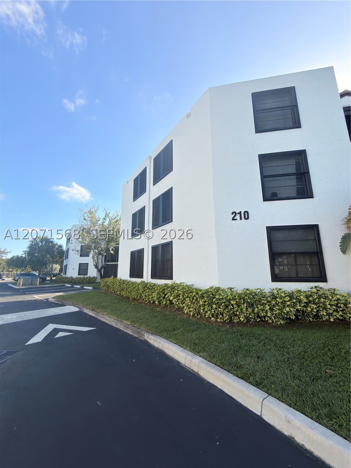 210 Lake Pointe Dr – photo 1