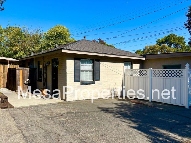 1480 N Mills Ave – photo 1 of 54