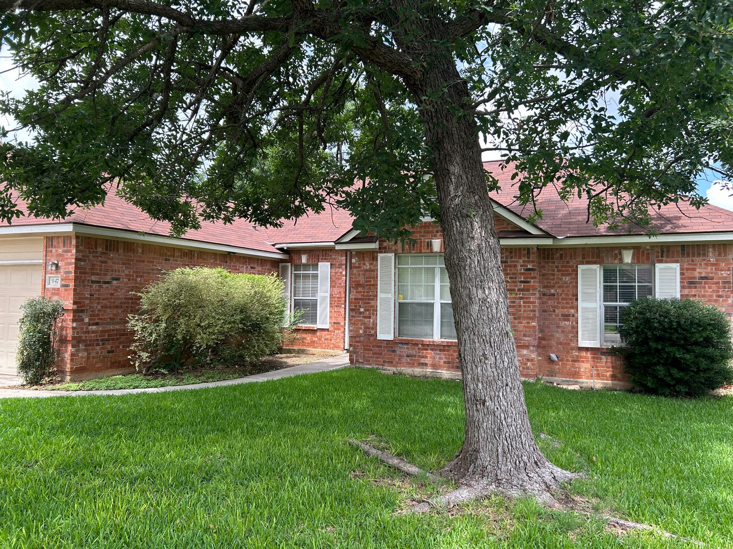 3 3 2 In Rivertree River Access Wood Burning Fire Place Covered Back Patio Tons Of Community Amenities Cisd – photo 1