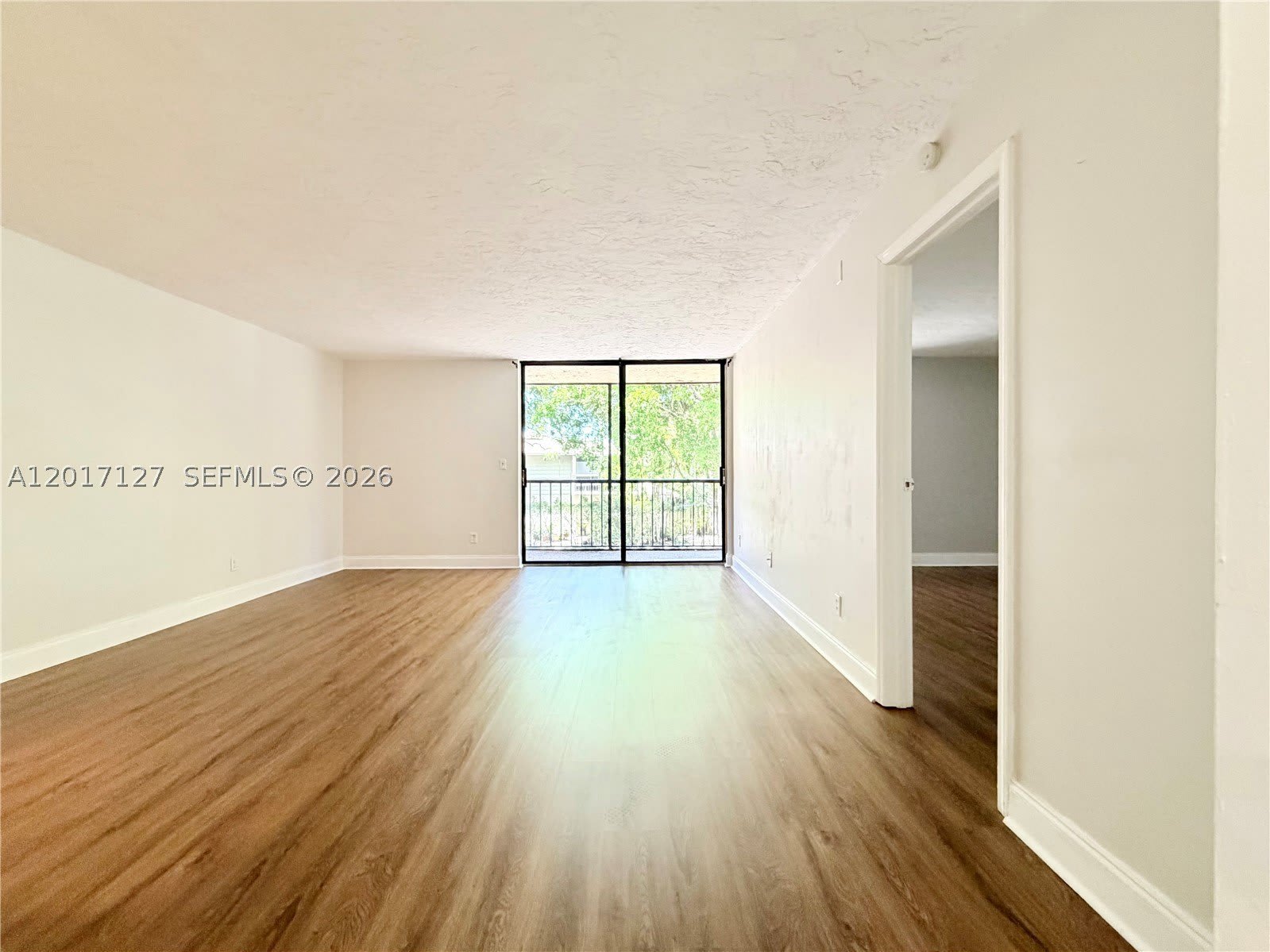 450 Commodore Dr – photo 1 of 10