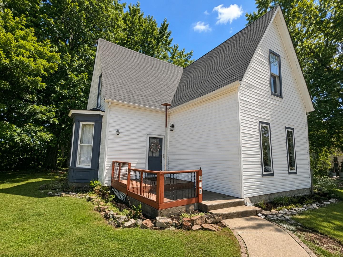 COMING SOON: BEAUTIFUL UPDATED 5 BEDROOM / 2 BATHROOMS IN LAMAR MO!!! – photo 1 of 6