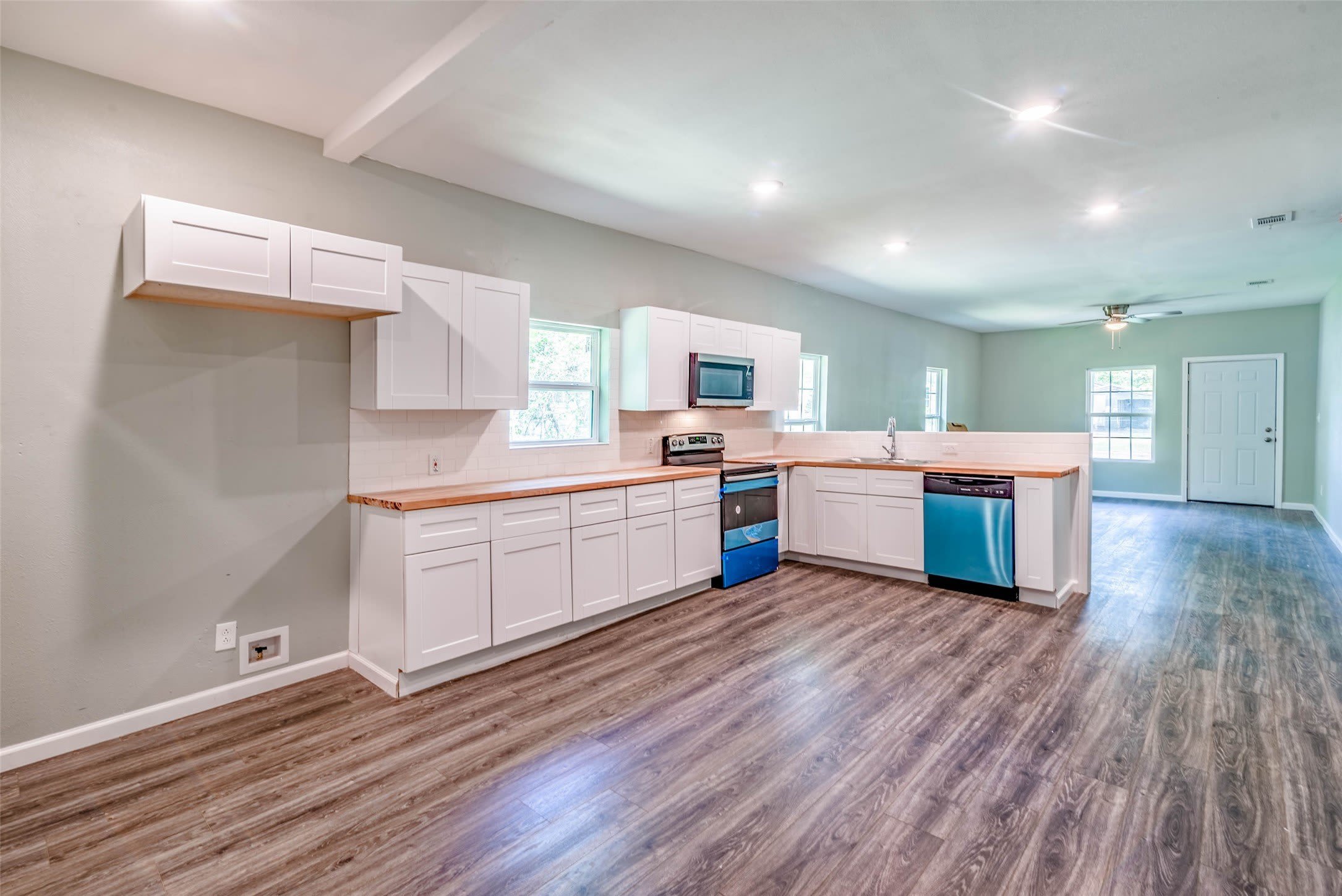1457 W Austin Street – photo 1