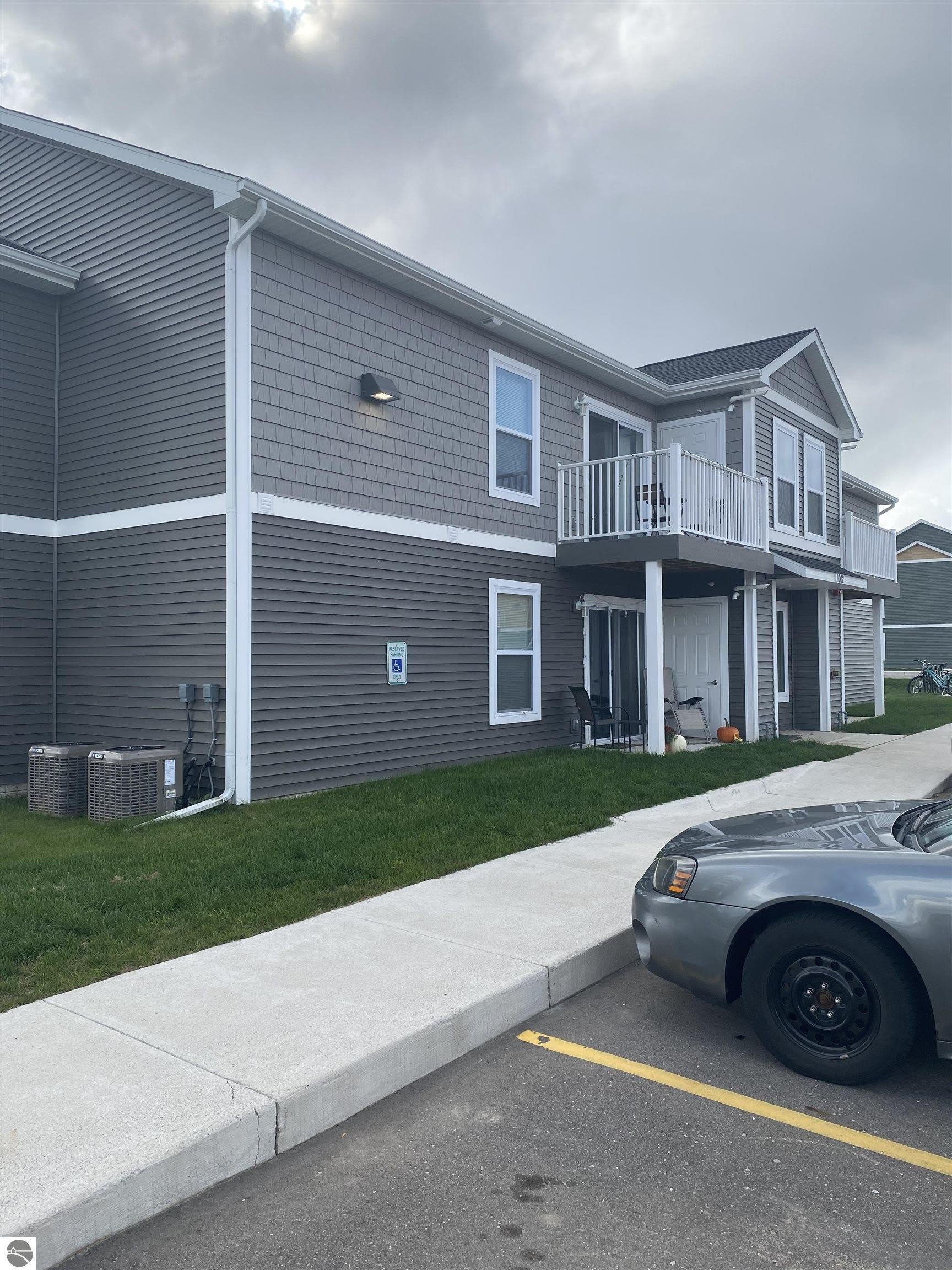 1002 W Broomfield Street – photo 1 of 22