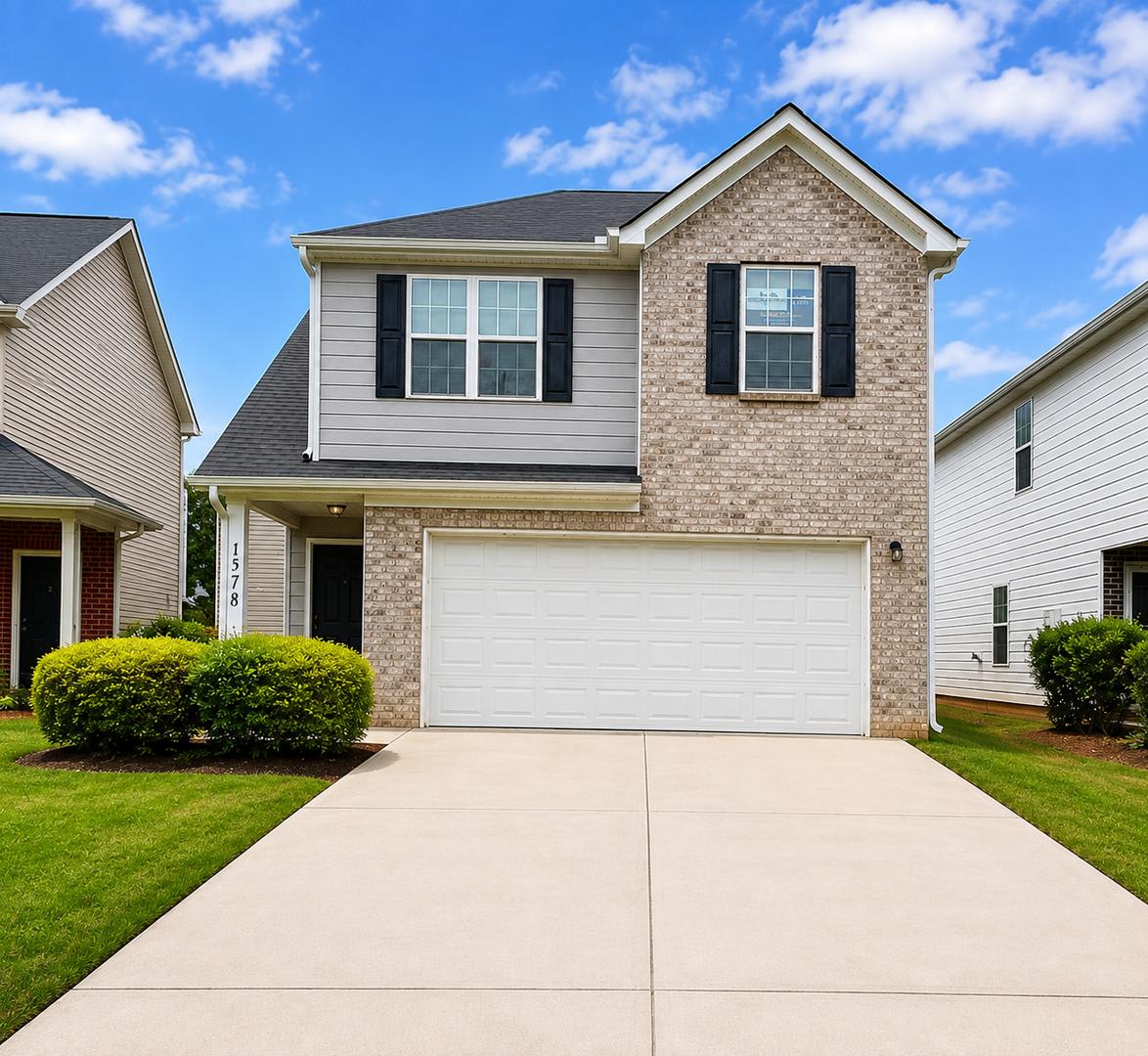 Spacious 3 Bedroom Home In Hampton Available Now – photo 1 of 48