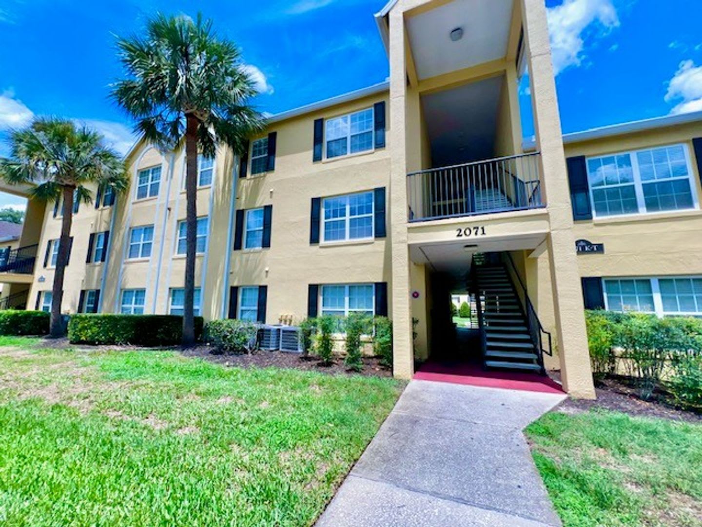 Move In Now Gated Community Miriada 1St Floor 1X1 5 Bath Condo Near Pool Area Laminate Wood Flooring In Living Area And Carpet In Bedroom Has Washer Dryer Gas Stove Water Heater – photo 1
