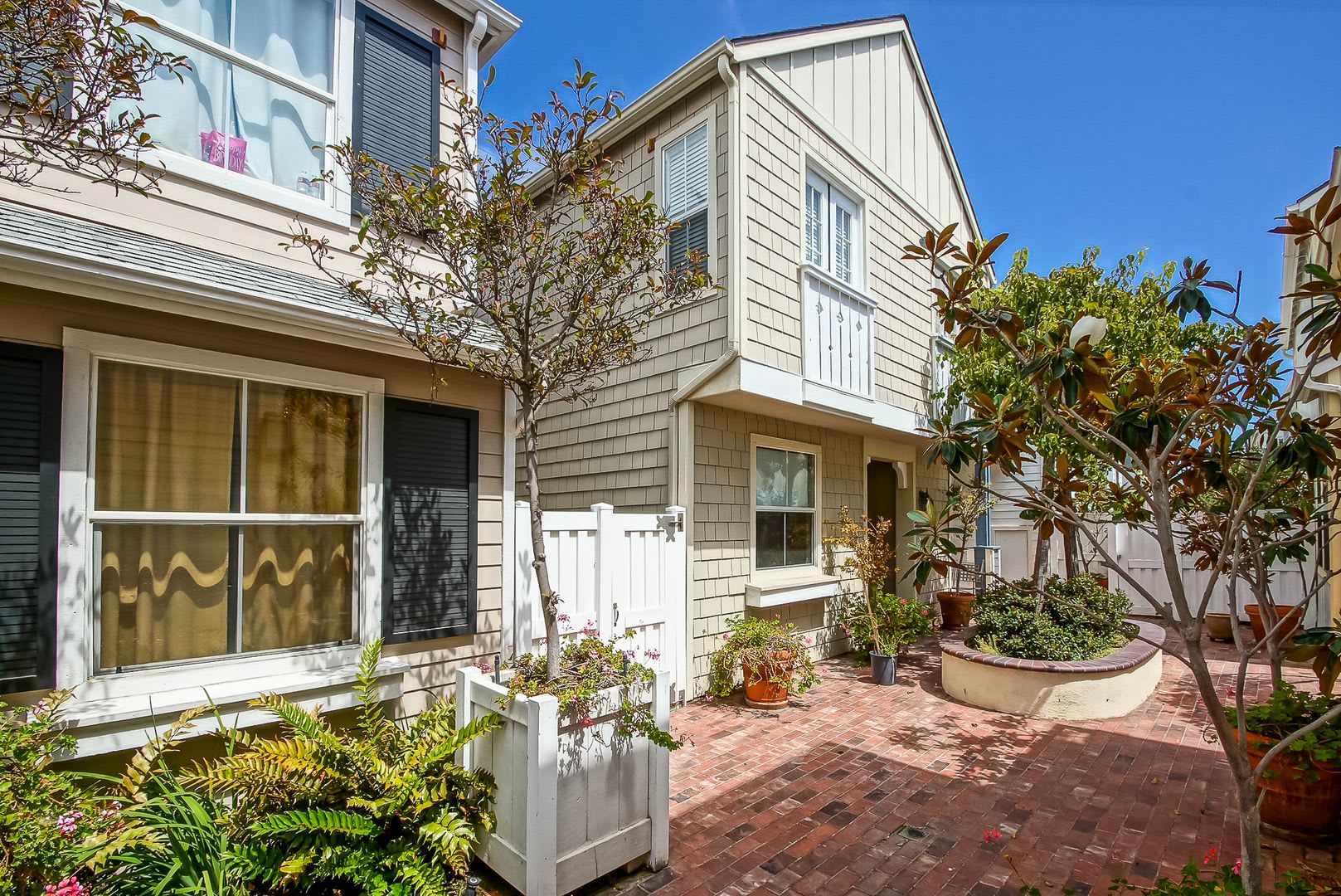 Beautiful Bright Airy 3Br2 5Ba Townhome On The Western Most Corner End Of The Exclusive 1800 Pch Community Above Restaurants Storefronts Just A Few Blocks To Hollywood Riviera Beach – photo 1