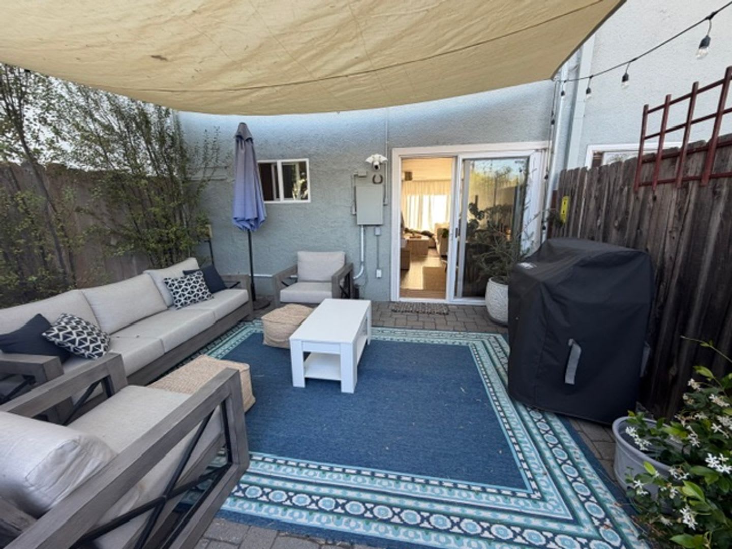 Very Clean Stylish Condo Great Location – photo 1