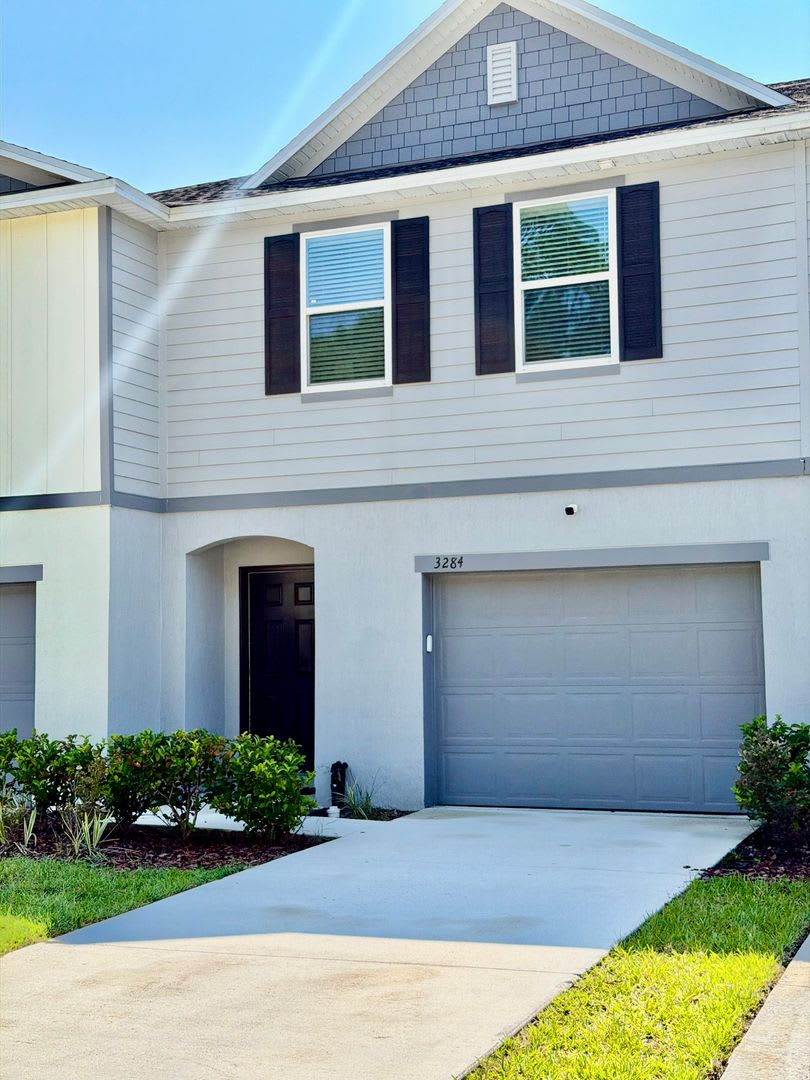 Beautiful 3-bedroom, 2.5-bath townhome Near Downtown – photo 1
