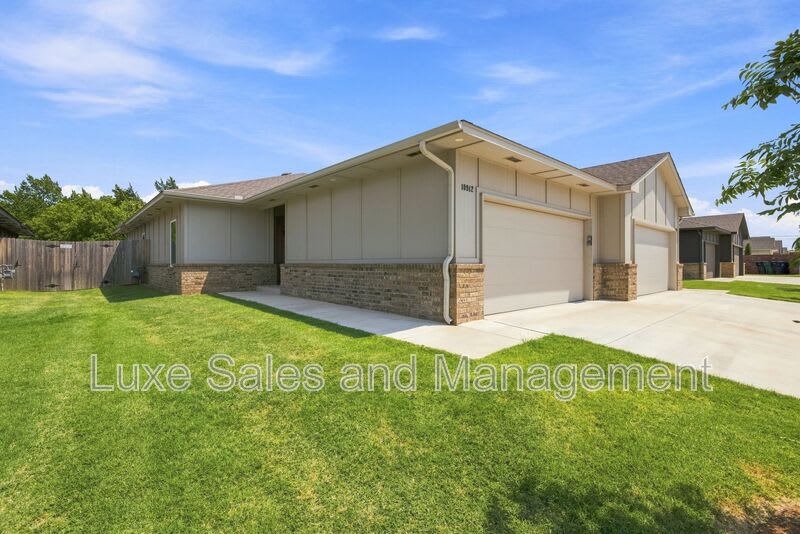 10912 Oak Hollow Drive – photo 1