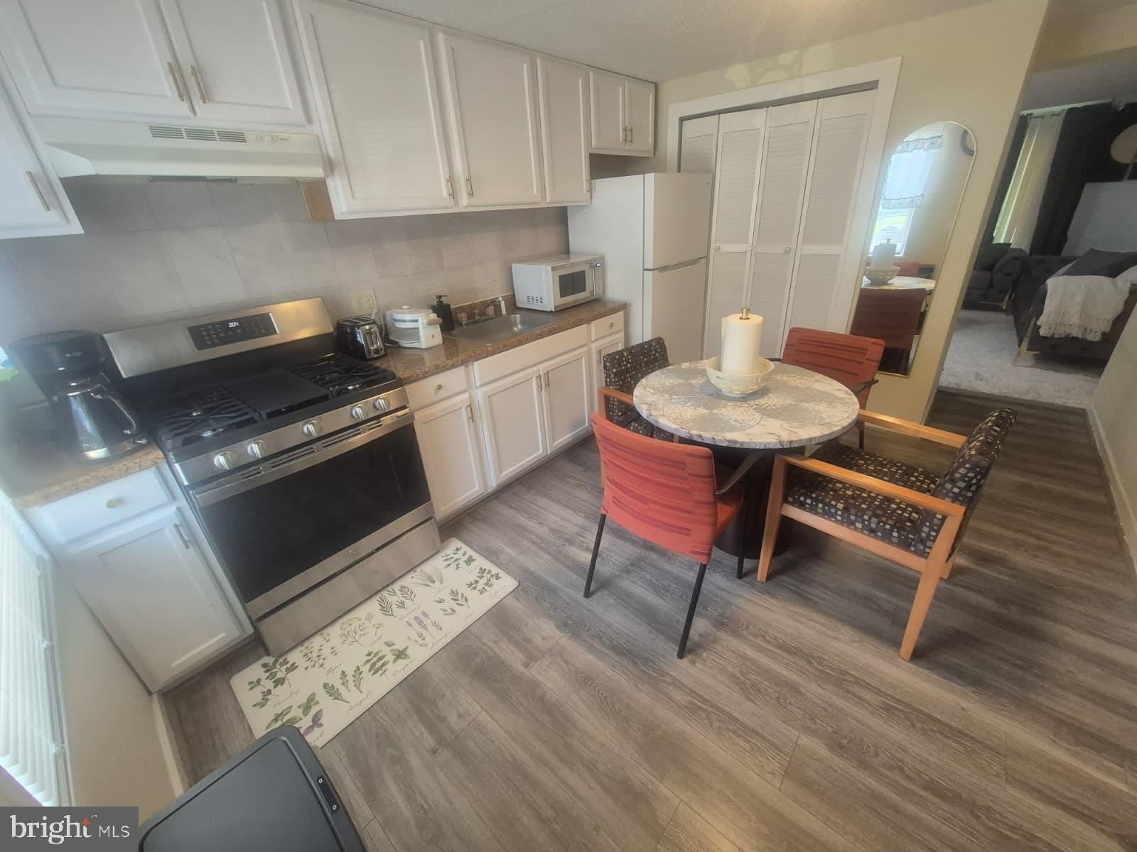 1835 VILLAGE GREEN Drive – photo 1 of 12