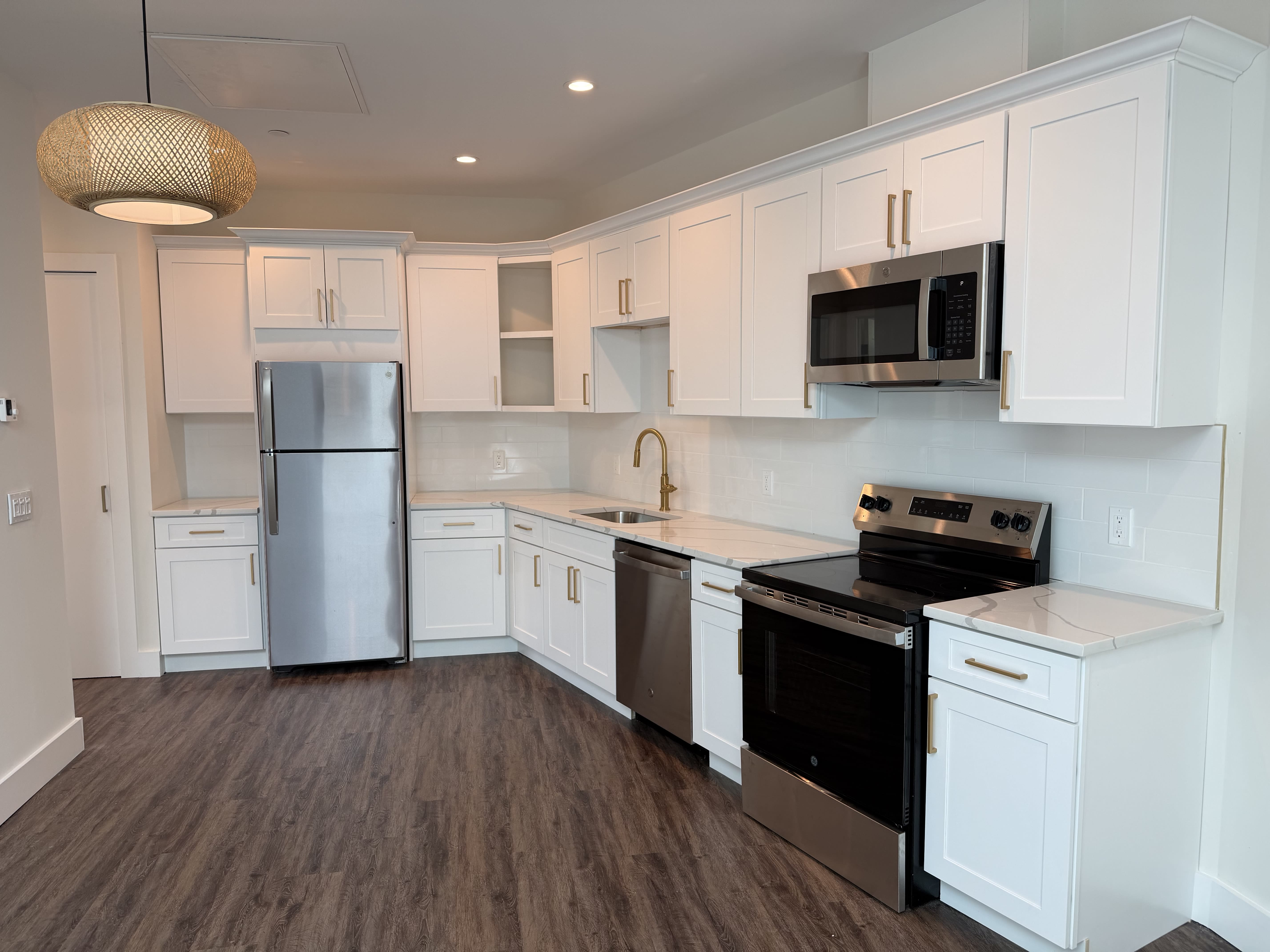 175 E Main St – photo 1 of 12