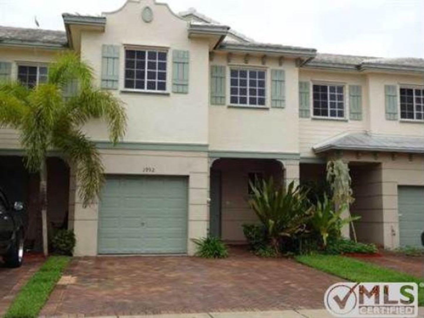 Large Townhouse with Garage – photo 1