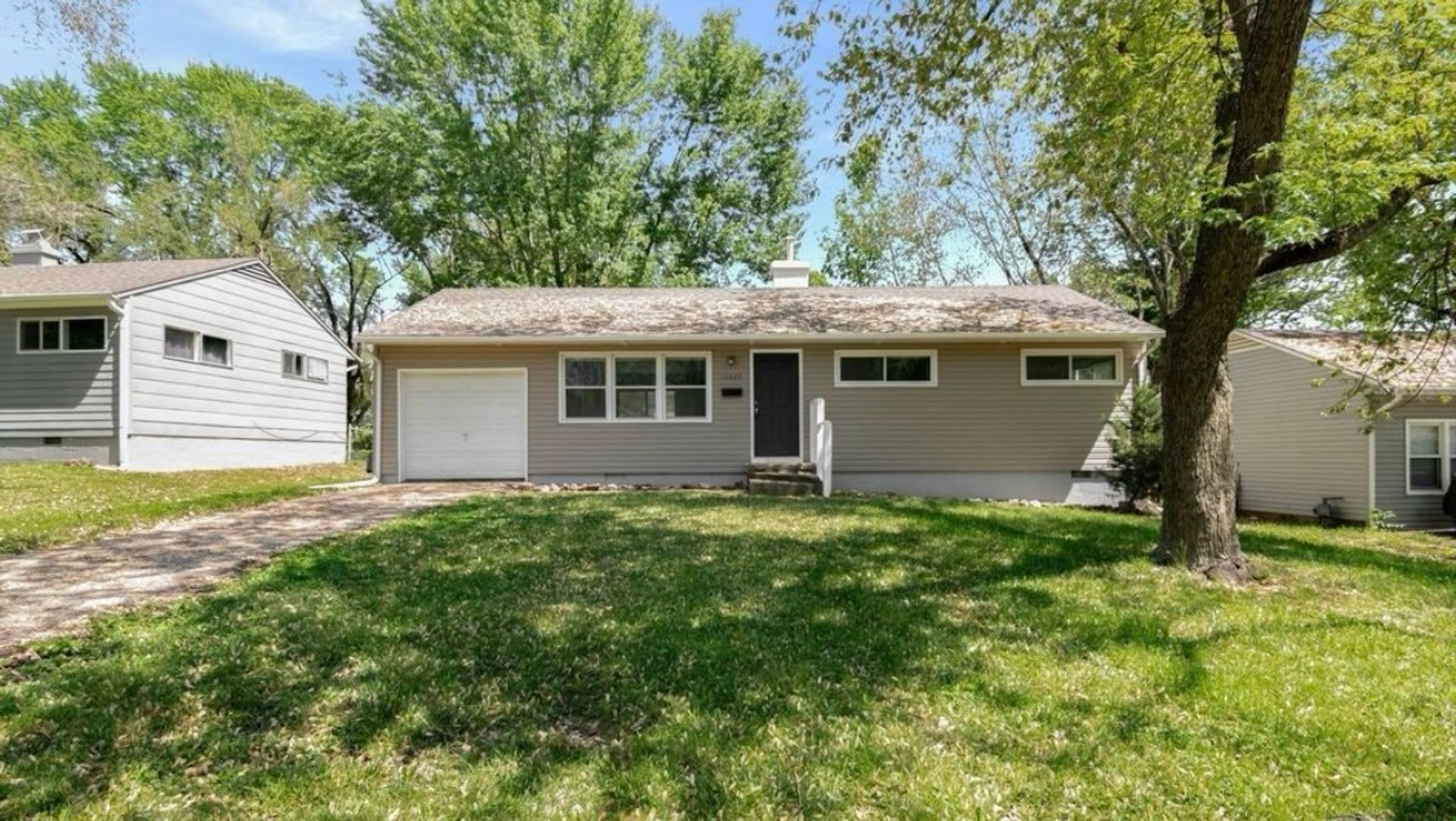 Charming 3 Bed 1 Bath Home With 1 Car Garage In South Kansas City – photo 1