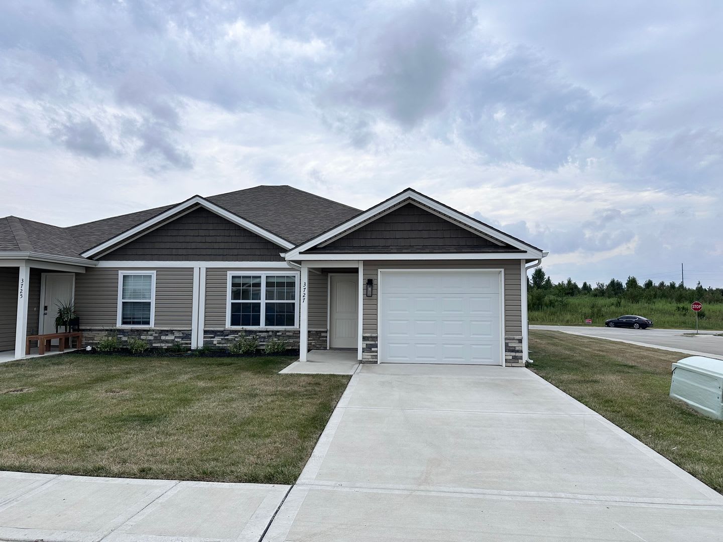 3 Bed 2 Bath 1 Car Garage Single Level Duplex In Kansas City W Move In Special First Month Free – photo 1