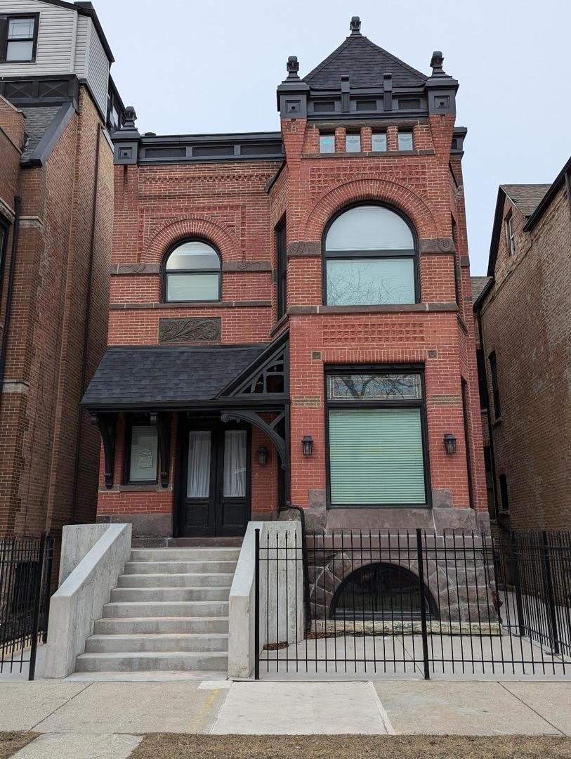 2150 W Monroe Street – photo 1