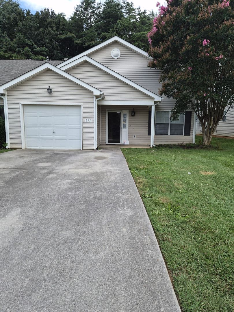 West Knoxville 37934 Pet Friendly 3 Bedroom 2 5 Bath With A Sunroom And 1 Car Garage – photo 1