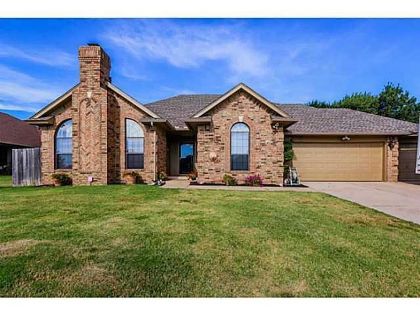 Beautiful And Spacious 3 Bedroom 2 Bathroom Home In Yukon Schools With Storm Shelter – photo 1