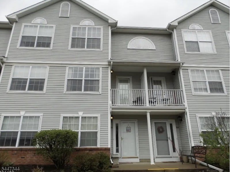 304 Mercer Ct – photo 1 of 10