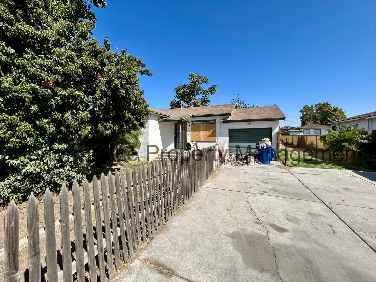 Cute 2 Bed 1 Bath N Bakersfield Home W Rbp Security Deposit Alternative Option – photo 1 of 5