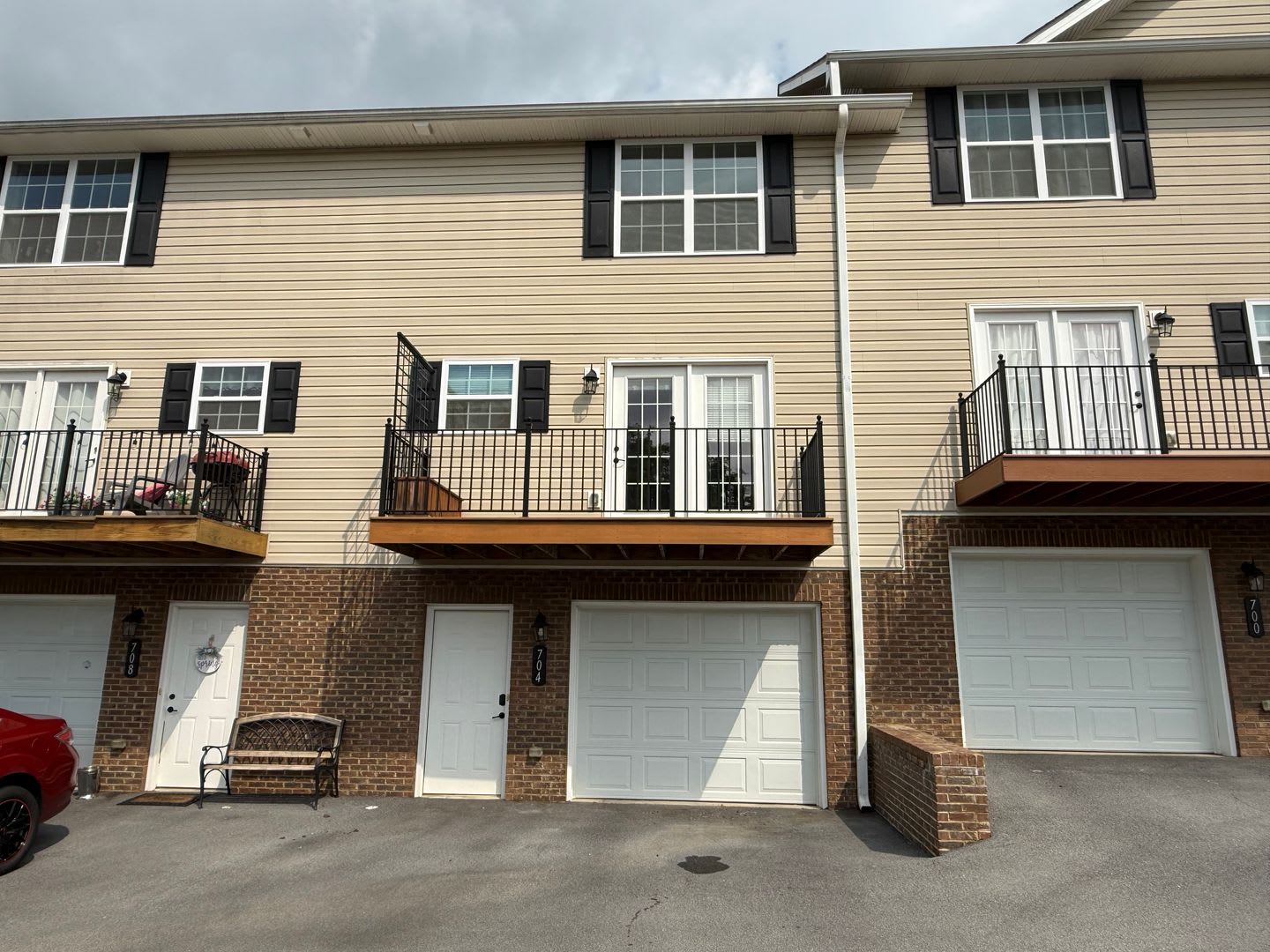 Tri level 2 bed, 2.5 bath Condo! Lakeridge School District. – photo 1