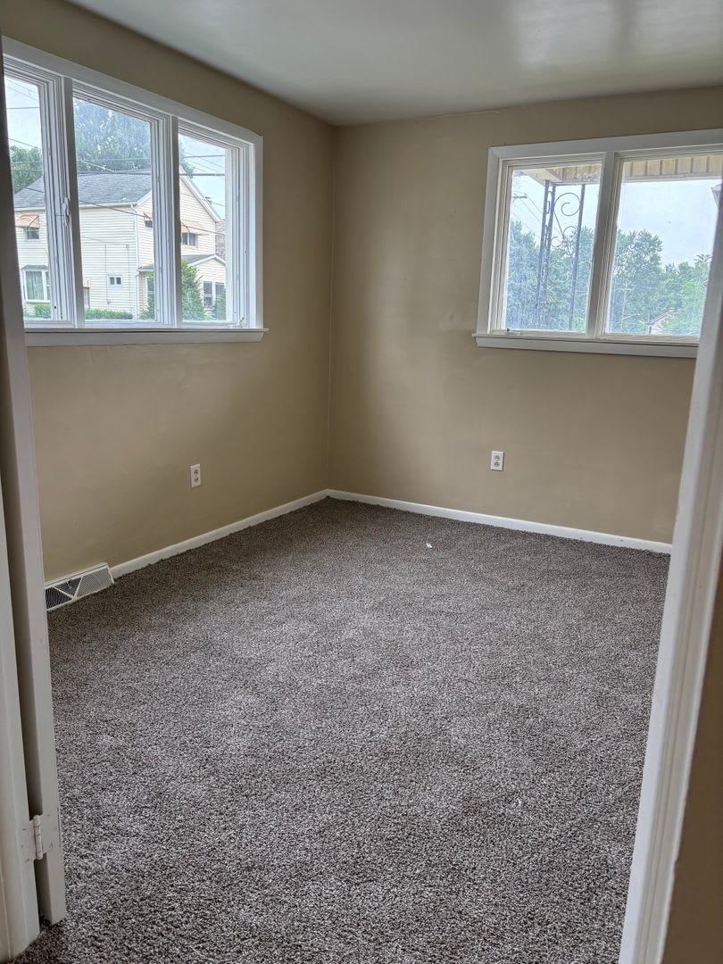 1st Floor 1 Bdrm Apartment – photo 1 of 6