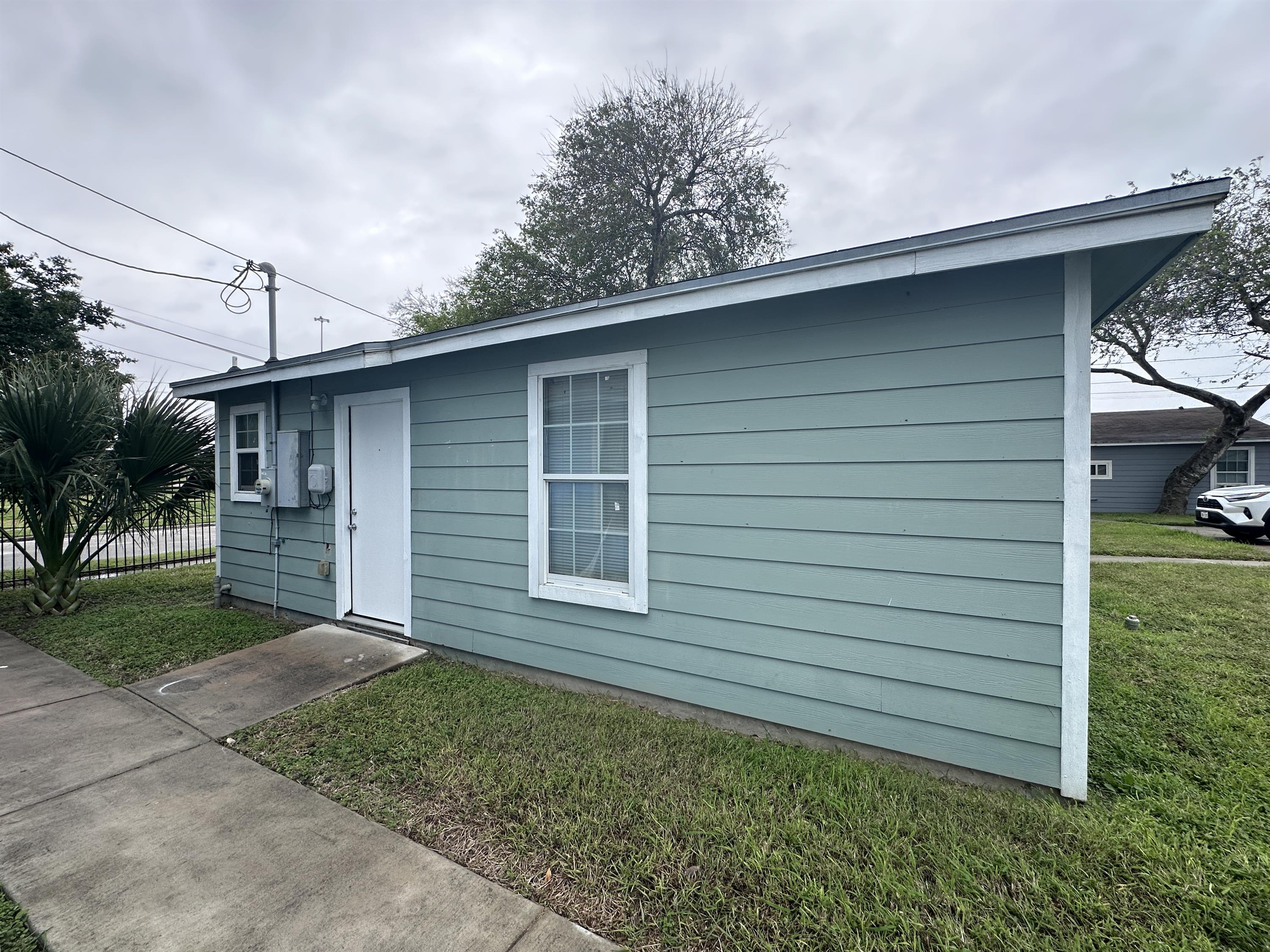 2 116 Lowell Street – photo 1