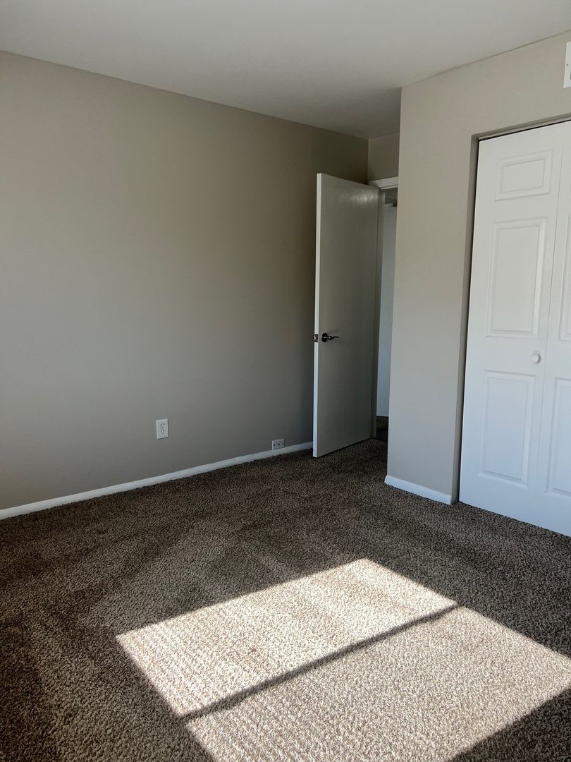 Spacious 2-Bedroom Apartment for Rent in Chesterton – Prime Location and Comfort – photo 1 of 9
