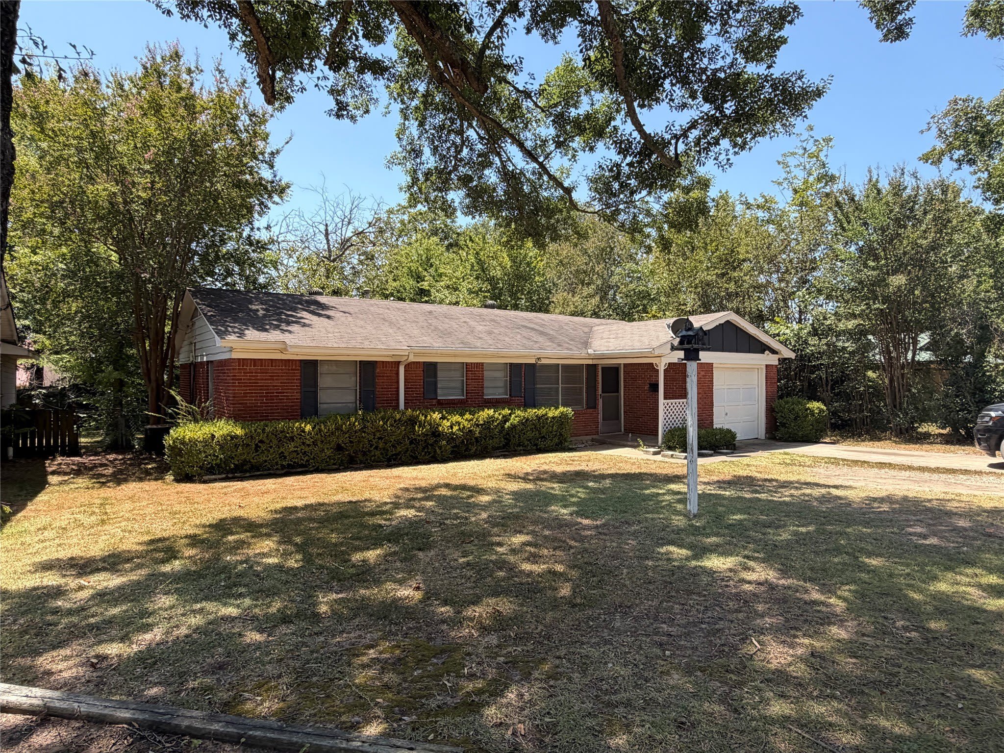 2220 Bella Vista Drive – photo 1 of 14