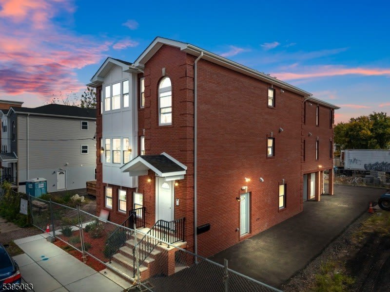 24 Garibaldi Ave – photo 1