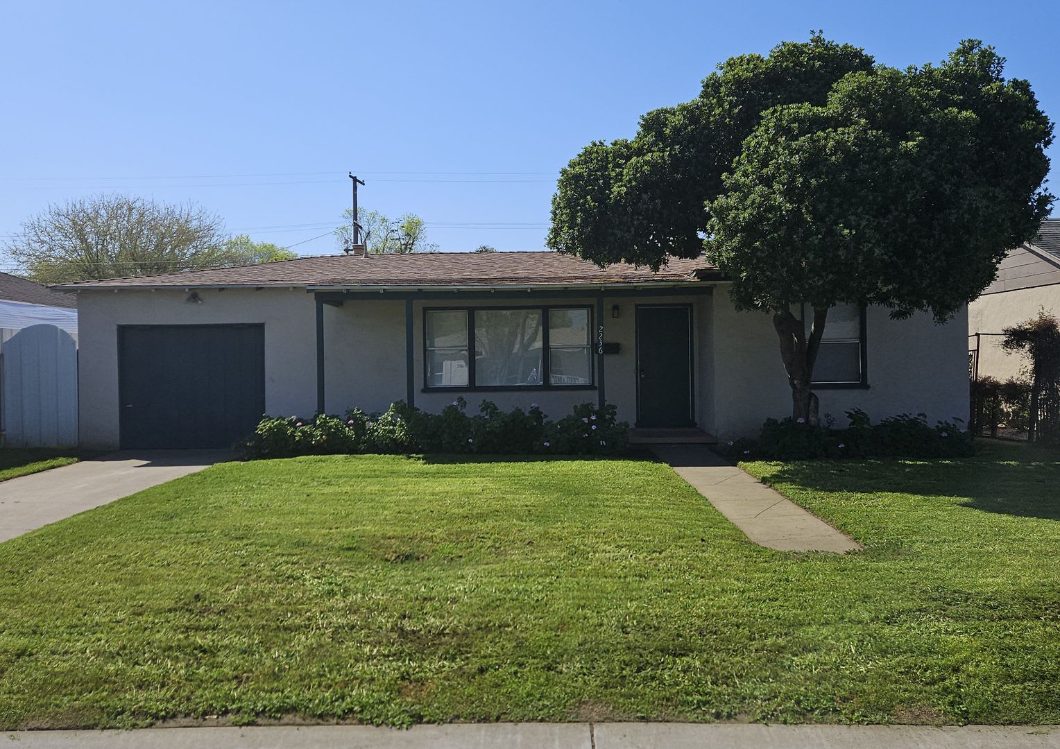 Charming 2 Bedroom Home With Large Backyard – photo 1