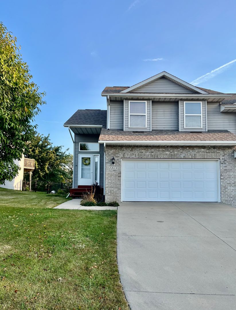 Beautiful 4 Bedroom Townhome! – photo 1 of 11
